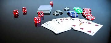 Pengguna menelusuri situs lewat ponsel